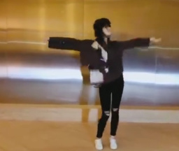 可爱极了！娜扎跳舞送生日福利 网友调侃颜值巅峰的人类的舞蹈