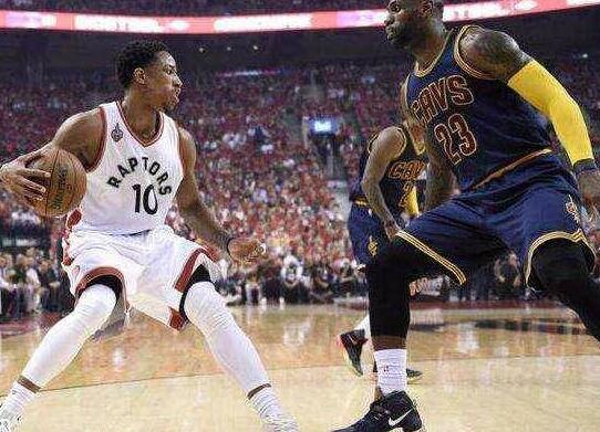 故意的？詹姆斯垫脚伊巴卡被吹犯规 两个祖师爷的动作暴露玄机！