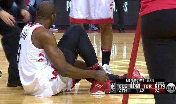 故意的？詹姆斯垫脚伊巴卡被吹犯规 两个祖师爷的动作暴露玄机！