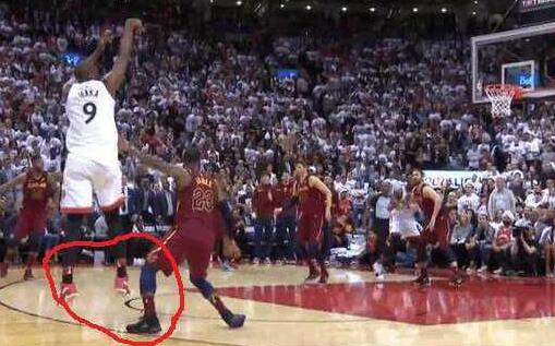 故意的？詹姆斯垫脚伊巴卡被吹犯规 两个祖师爷的动作暴露玄机！