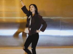 放飞自我?娜扎跳舞展现青春活力 好身材秒杀一众女明星