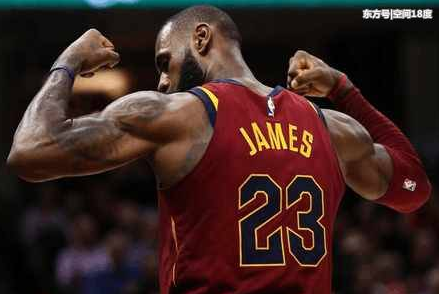 詹姆斯垫脚却犯规？球迷莫名其妙 这球凭什么给犯规啊