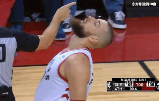 詹姆斯垫脚却犯规？球迷莫名其妙 这球凭什么给犯规啊