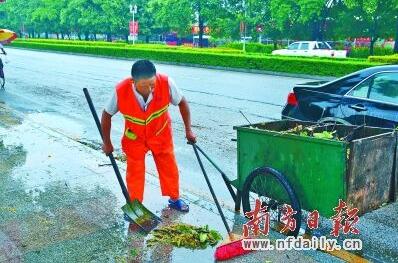 西安53岁保洁员打盹被辞 不妨多一些设身处地