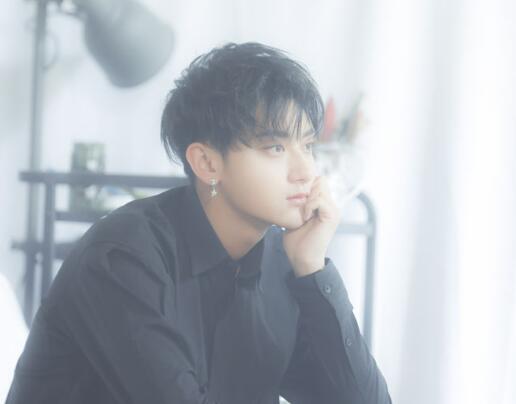 零点祝福！黄子韬25岁庆生 可以看出