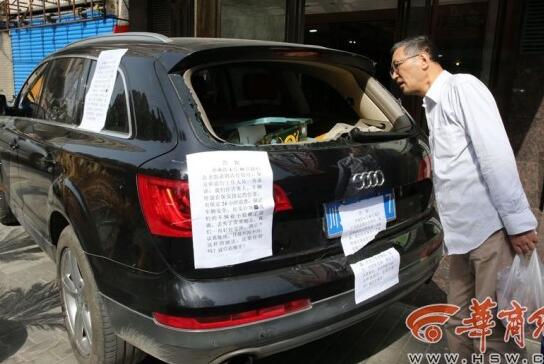 谁来担责?游客车停酒店被砸贵重物品丢失 假期遭遇人在囧途