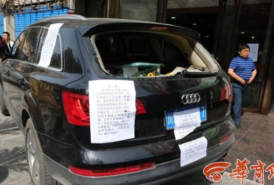 谁来担责?游客车停酒店被砸贵重物品丢失 假期遭遇人在囧途