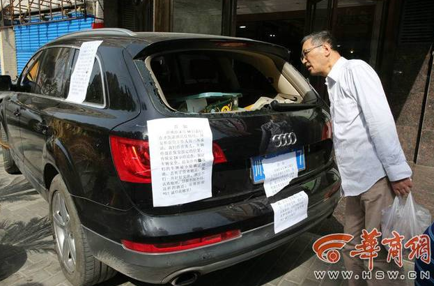 游客车停酒店被砸 酒店说好的24小时值班呢？保安去哪儿了？