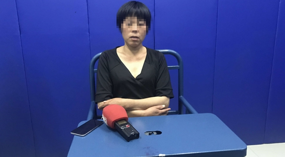 46岁的邓芸(化名)坐在看守所的留置室里,目光有些呆滞.
