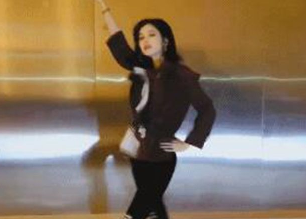 娜扎穿破洞紧身裤跳舞惨遭路人嫌弃 粉丝称我们喜欢就好