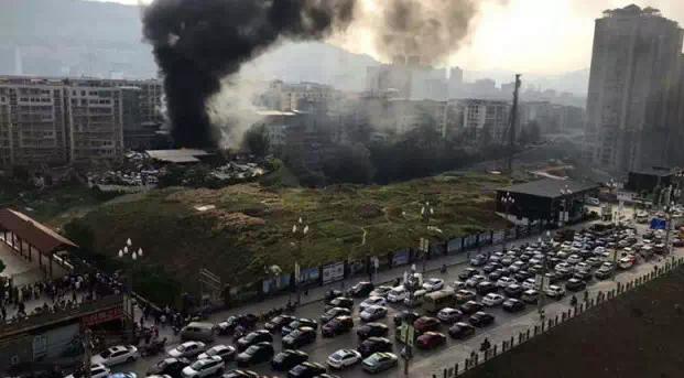 四川大火烧毁停车场：现场火光冲天浓烟滚滚还不时传出爆炸声