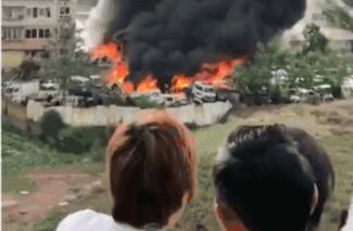 四川大火烧毁停车场：现场火光冲天浓烟滚滚还不时传出爆炸声