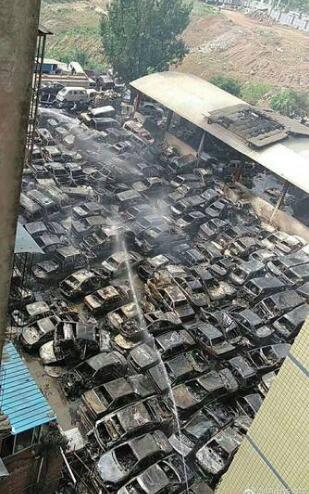 四川大火烧毁停车场：现场火光冲天浓烟滚滚还不时传出爆炸声