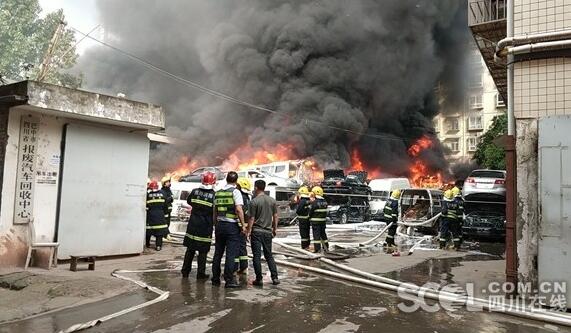 四川大火烧毁停车场：现场火光冲天浓烟滚滚还不时传出爆炸声