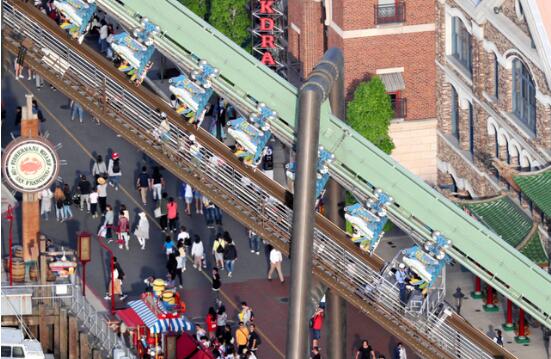 日本过山车故障  大阪环球影城游客被倒悬在30米高空