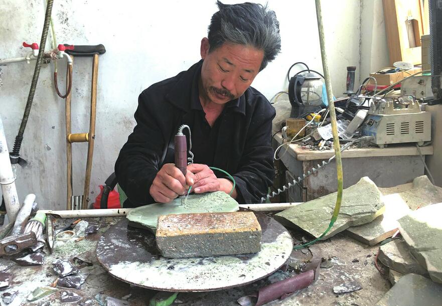 小小石头上“刻”出脱贫之路——残疾人焦广恩的脱贫故事