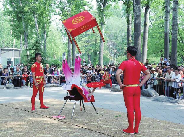 “五一”假日济南动物园里真热闹 三天待客10余万人次