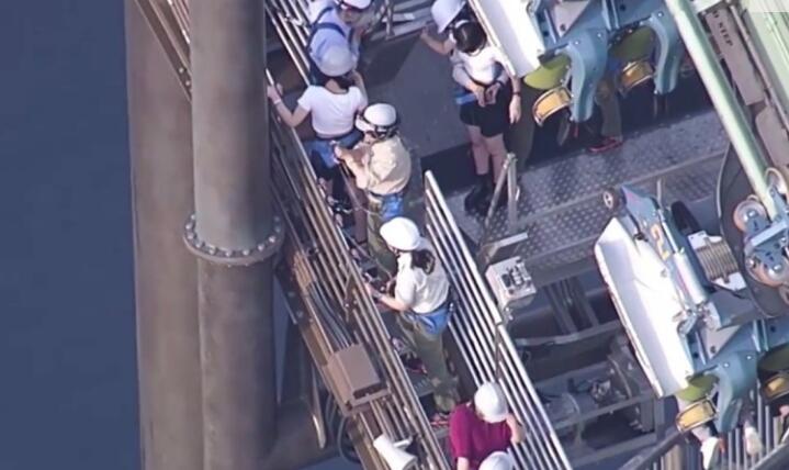 倒挂金钩？日本过山车故障 64名游客被倒悬在30米高空脸朝下