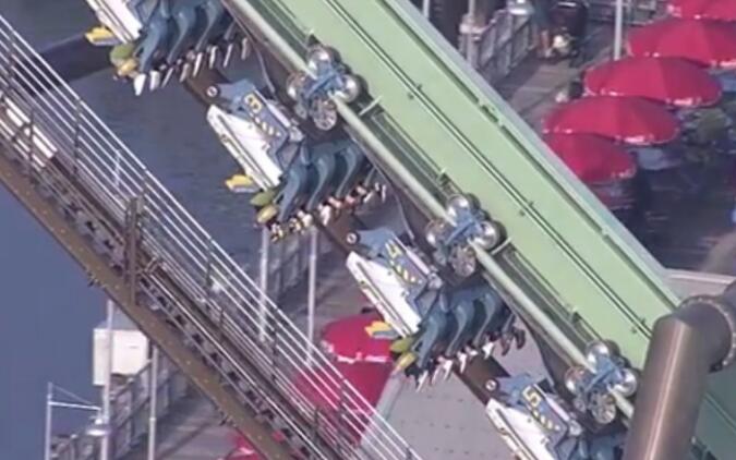 倒挂金钩？日本过山车故障 64名游客被倒悬在30米高空脸朝下