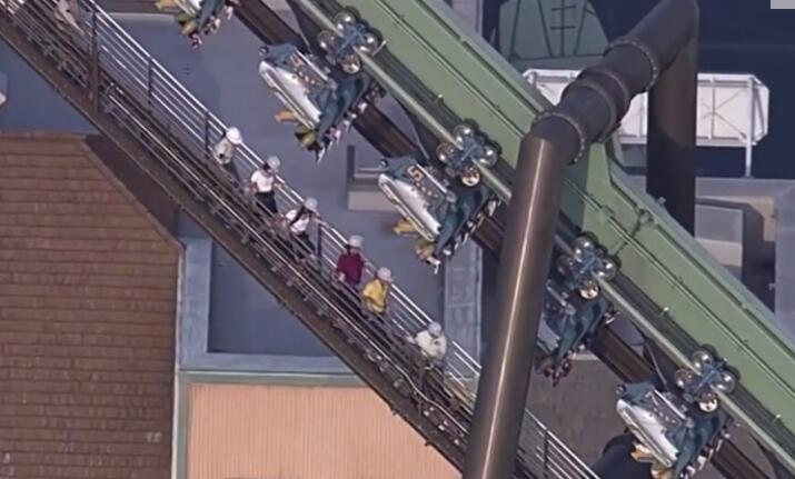 倒挂金钩？日本过山车故障 64名游客被倒悬在30米高空脸朝下