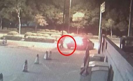 砸懵圈了!女子遇陌生男被塞5万现金 茶叶盒里另有乾坤