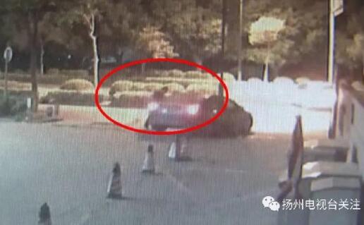 砸懵圈了!女子遇陌生男被塞5万现金 茶叶盒里另有乾坤