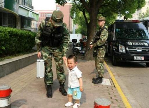 戳泪!儿子路遇武警父亲 2岁娃娃