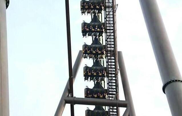 日本过山车故障 60多人身体朝下悬停在半空中2小时