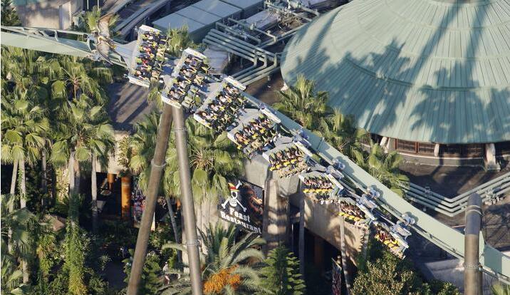 日本过山车故障 60多人身体朝下悬停在半空中2小时