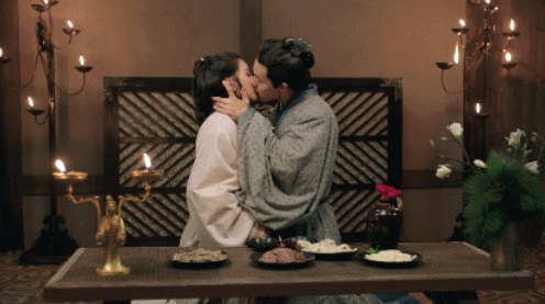 隔着屏幕都能闻到味!马天宇韭菜饺子吻上热搜 女主怎么想？