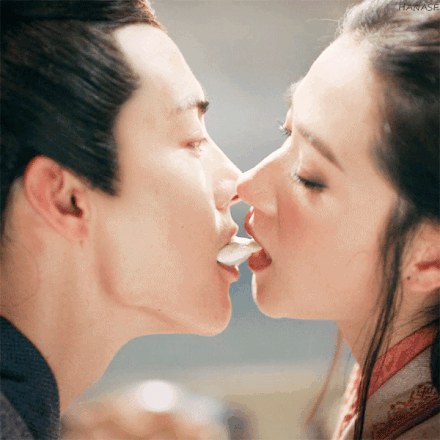 隔着屏幕都能闻到味!马天宇韭菜饺子吻上热搜 女主怎么想？