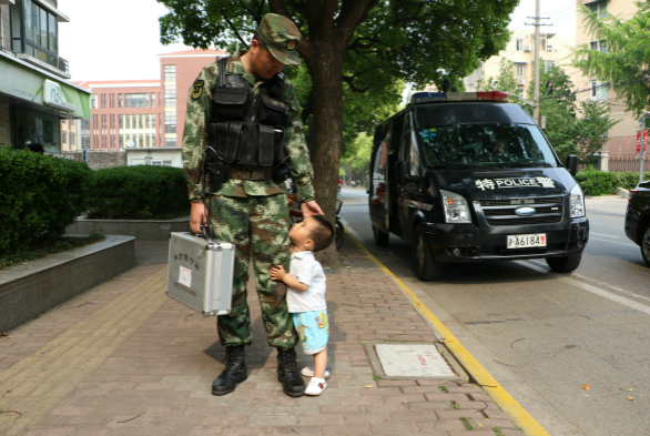 两岁儿子路遇武警父亲“求抱抱” 紧紧裤腿哭的太可怜了