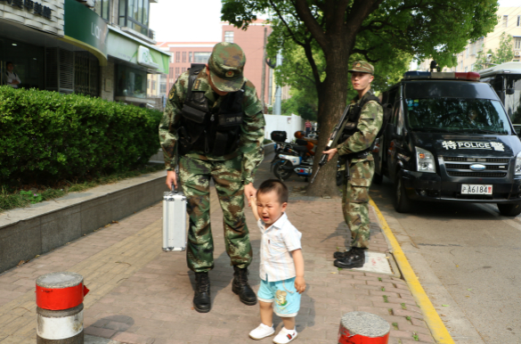 两岁儿子路遇武警父亲“求抱抱” 紧紧裤腿哭的太可怜了