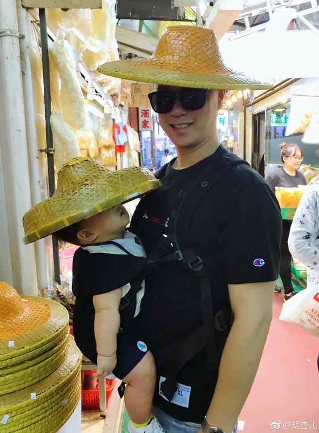 胡杏儿老公儿子同款斗笠 网友：真的是好爸爸好丈夫杏儿嫁对人了