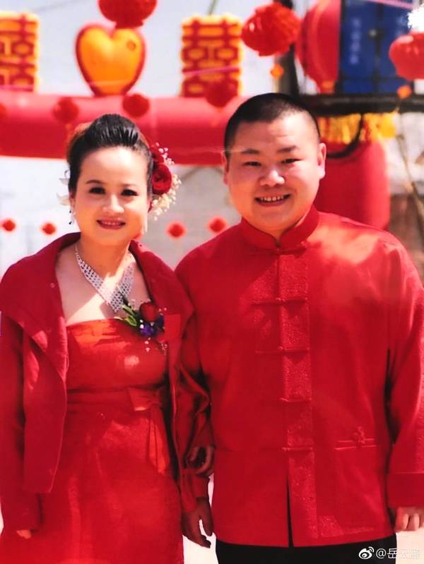岳云鹏老婆晒合照 小岳岳曾透露老婆是河南老家医院的一名护士