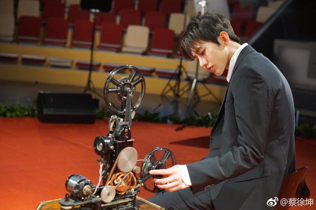 帅炸了!蔡徐坤西装太好看 wuli坤坤神情专注温柔打扮复古又优雅