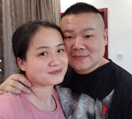 甜蜜搂脖！岳云鹏妻子晒合照甜炸了 郑敏罕有