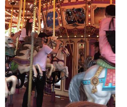 一家三口！遇黄晓明游迪士尼网友羡慕 baby带小海绵坐旋转木马