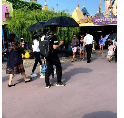 一家三口！遇黄晓明游迪士尼网友羡慕 baby带小海绵坐旋转木马