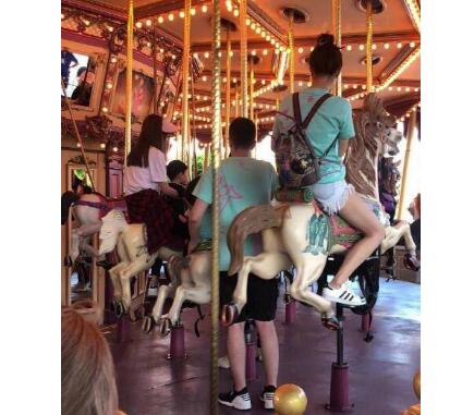 一家三口！遇黄晓明游迪士尼网友羡慕 baby带小海绵坐旋转木马