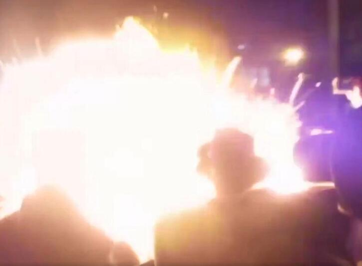 伦敦庆典突发爆炸现场乱做一团 罪魁祸首竟然是一部智能手机？