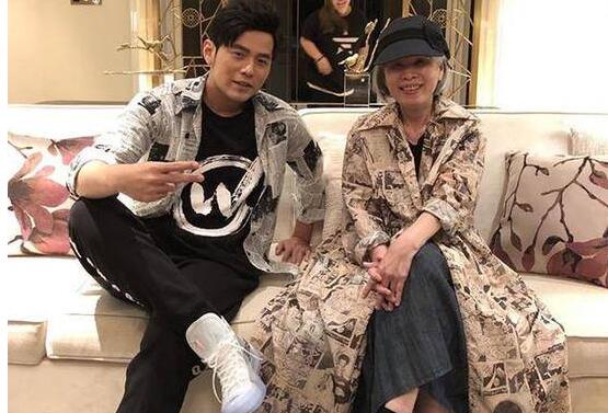亲子装？周杰伦与妈妈撞衫演绎反差萌 周董孝顺圈里出名