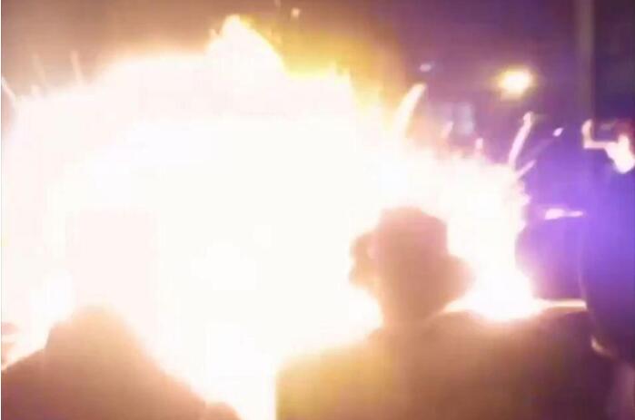 伦敦庆典突发爆炸至少30人受伤 目击者：有人向篝火投掷手机