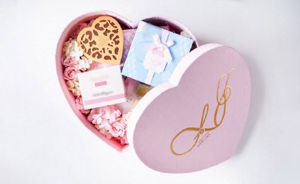 曝付辛博颖儿请柬：色调是樱花粉色，看上去少女心十足