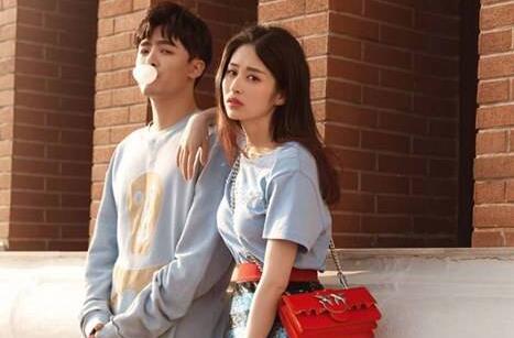 曝付辛博颖儿请柬风格雅致 “香、味、美”一应俱全