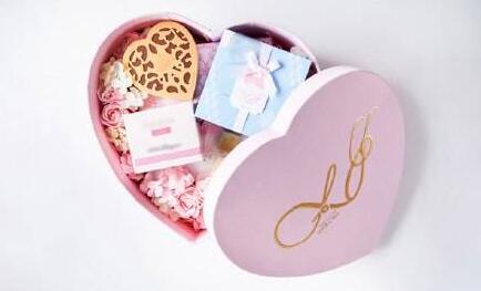 曝付辛博颖儿请柬风格雅致 “香、味、美”一应俱全