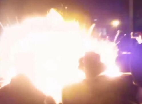 惨烈!伦敦庆典突发爆炸30人烧伤 篝火瞬间变成巨大火球喷向人群