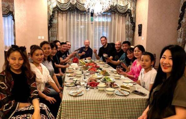 最萌身高差！腾格尔宴请巴特尔超有爱 腾格尔的身材明显小了好几圈