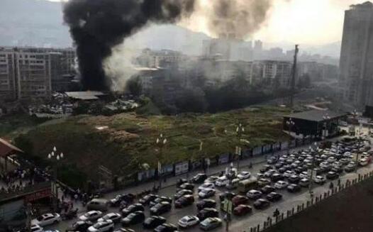 四川停车场大火约200台报废车被烧毁 无人员伤亡