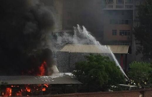 四川停车场大火约200台报废车被烧毁 无人员伤亡